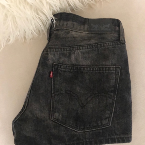 Acid wash high rise Levi shorts - Picture 6 of 7